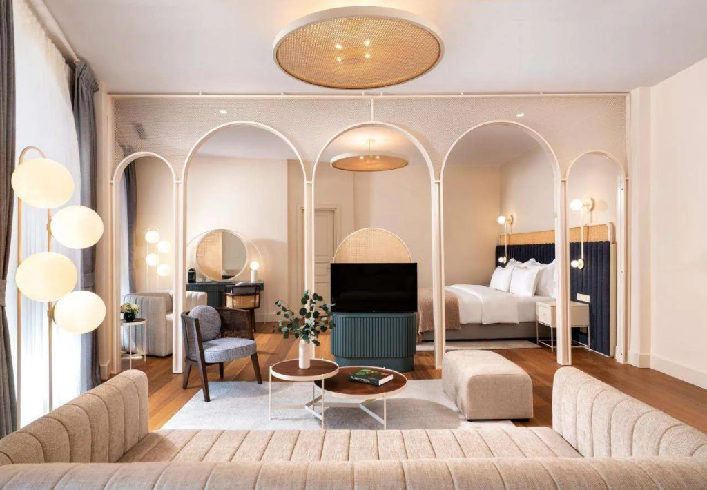 Ecole St. Pierre Hotel