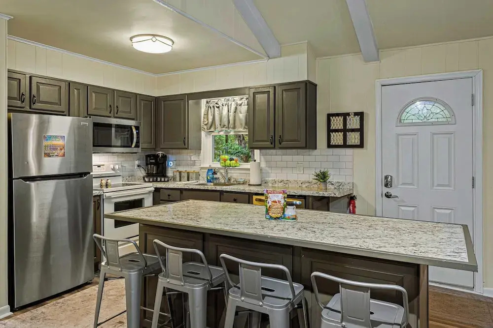Frolic on Fern by Avantstay Enclosed Deck w/ Forest Views, Bar