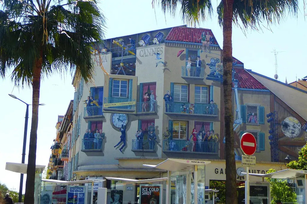 Vacation apartment with large private terrace and community pool, Cannes