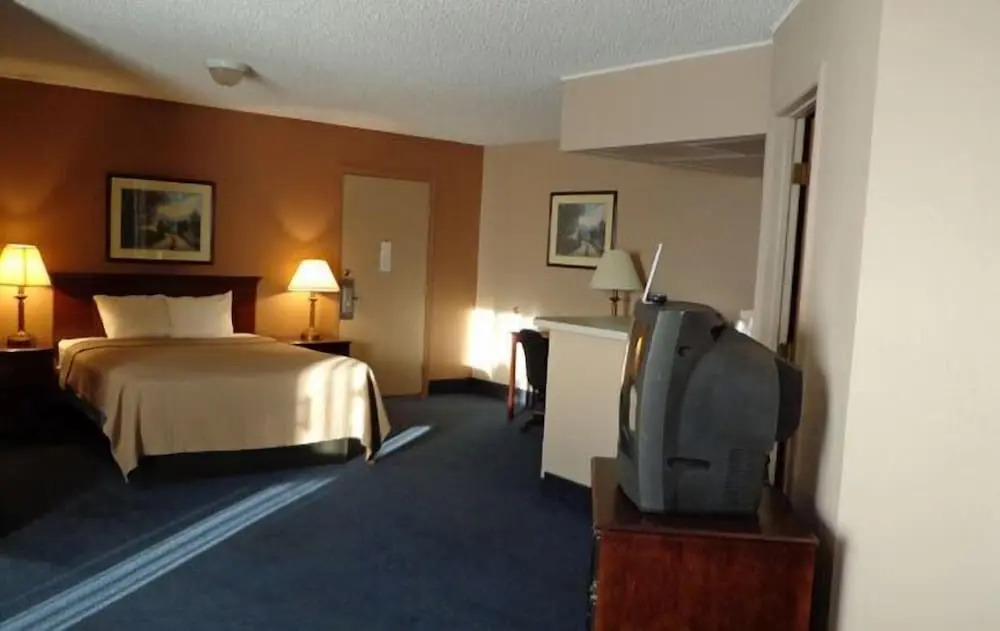 Sunflower Inn & Suites - Garden City