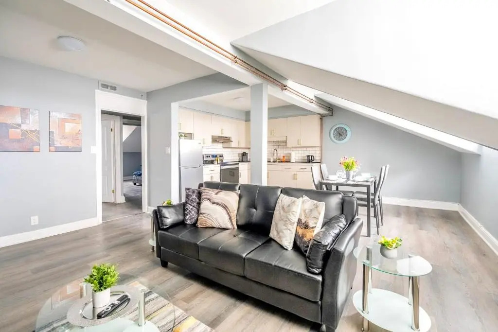 Charming 2BR Apartment - Downtown Hamilton