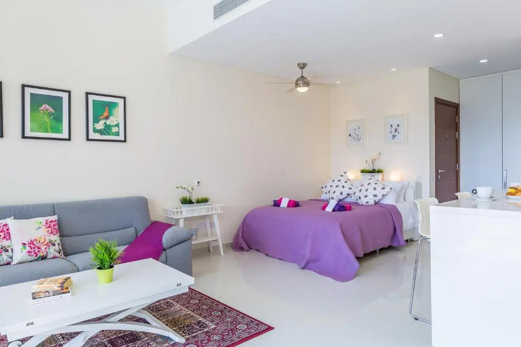 Carmencita Studio B14 with pool & gym