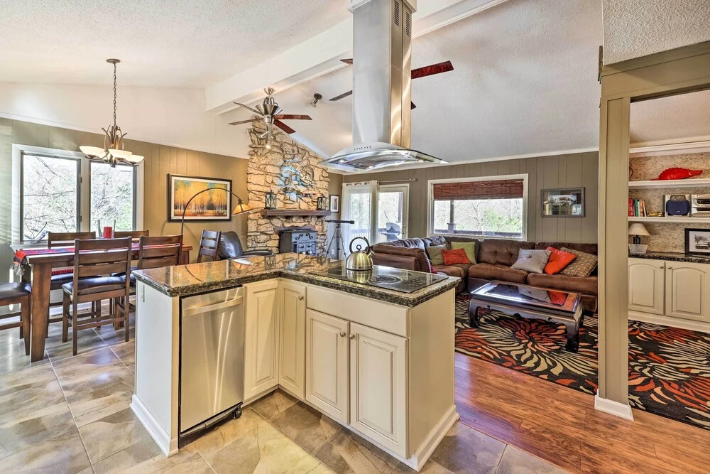 Holiday Island Home: Hot Tub & Wood Stove