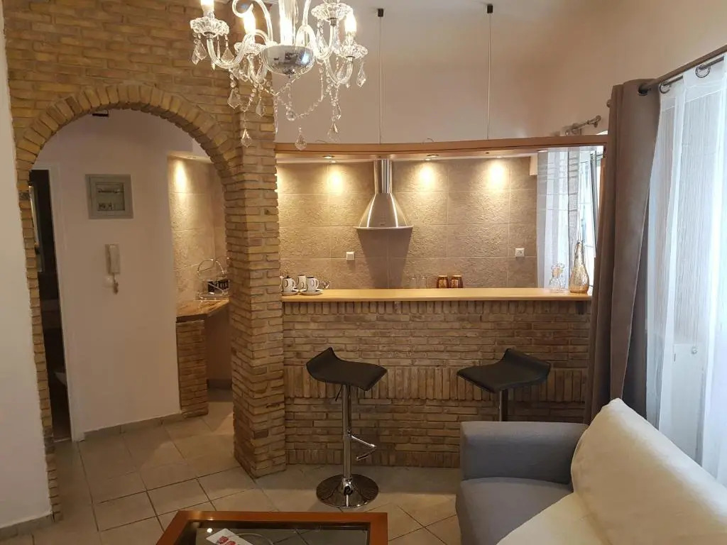 JOHN BEAUTY 50m2, METRO and ACROPOLIS 5'
