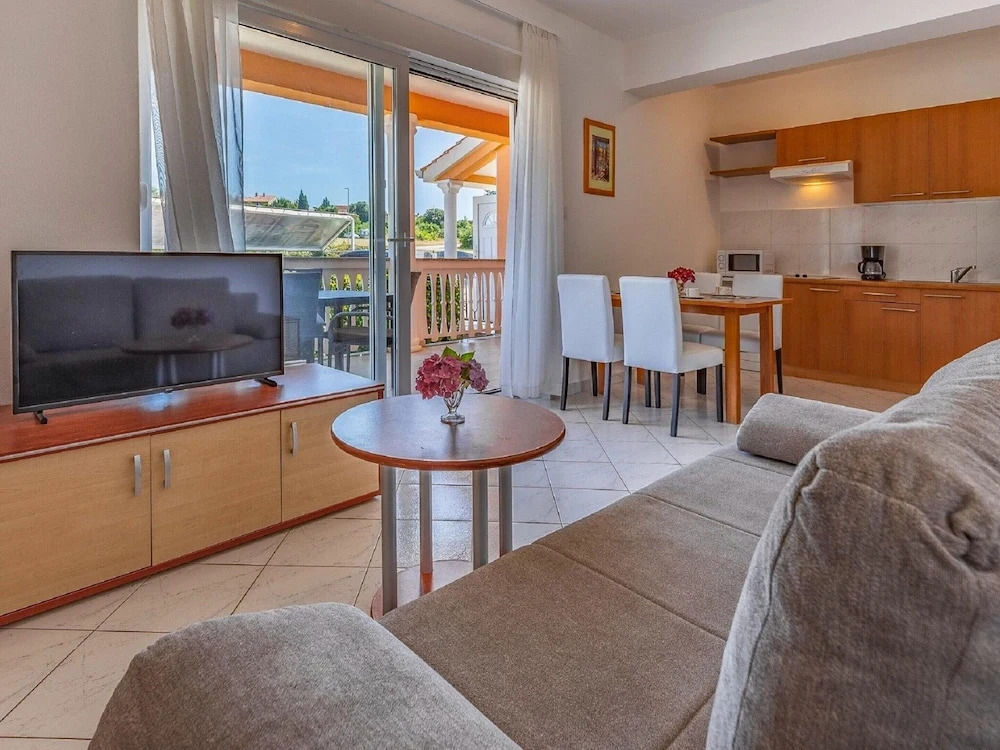 Alluring Apartment in Banjole near Beach & Island