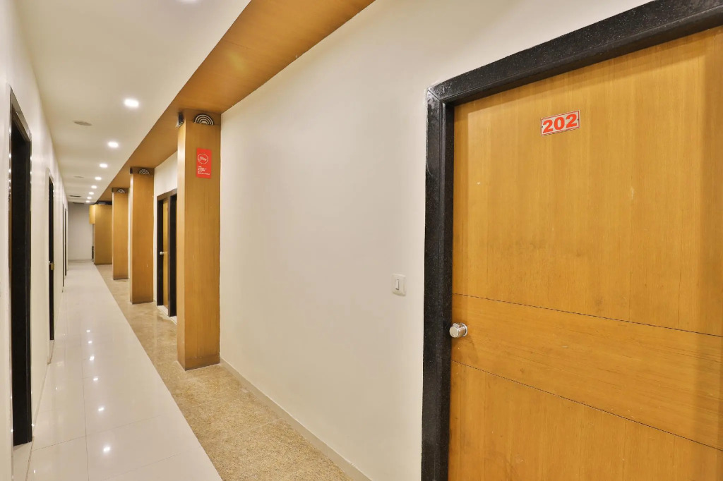 OYO Collection O 11610 Hotel Shreenath
