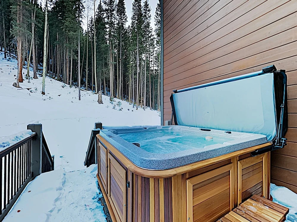 New W/pool & Private Hot Tub, Walk To Gondola 3 Bedroom Townhouse