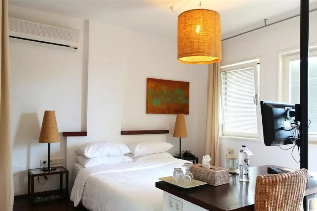 4reasons hotel + bistro | 12+