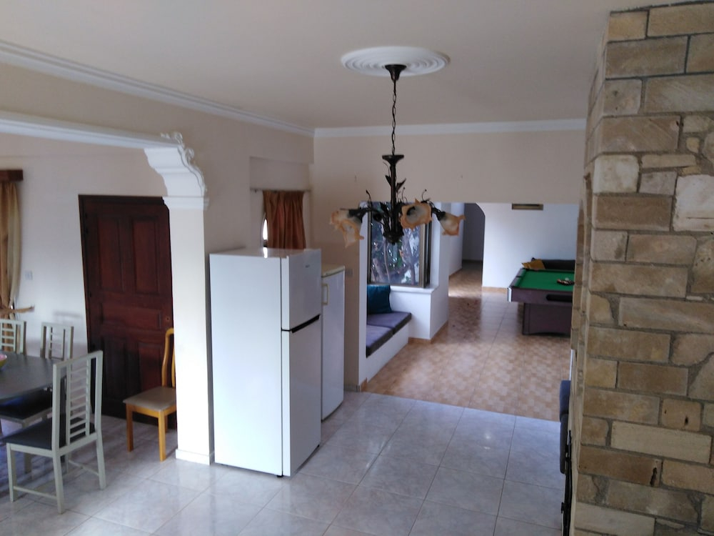 Huge ! Lovely! Private! Villa in The Heart Of Coral Bay! Car Not Essential !