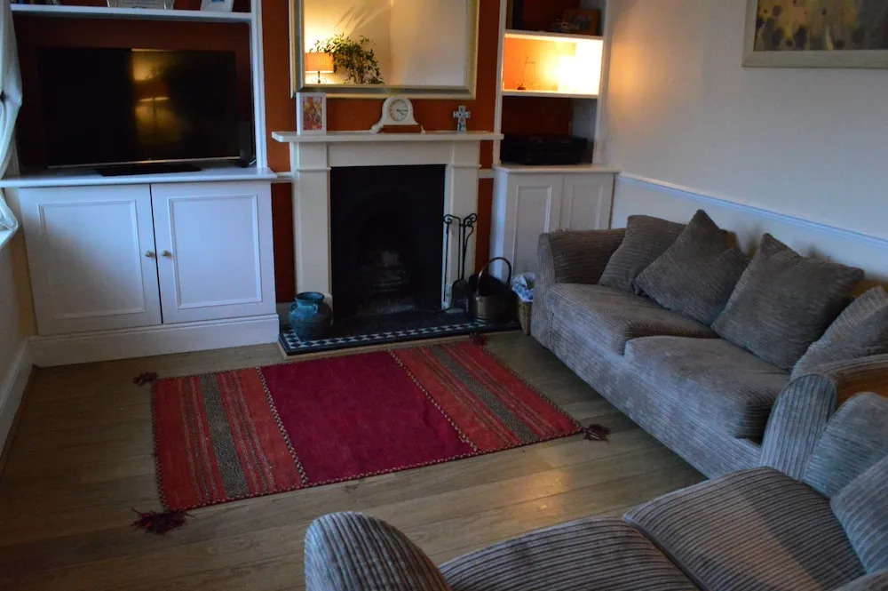 3 Bedroom Family Home Near The DLR