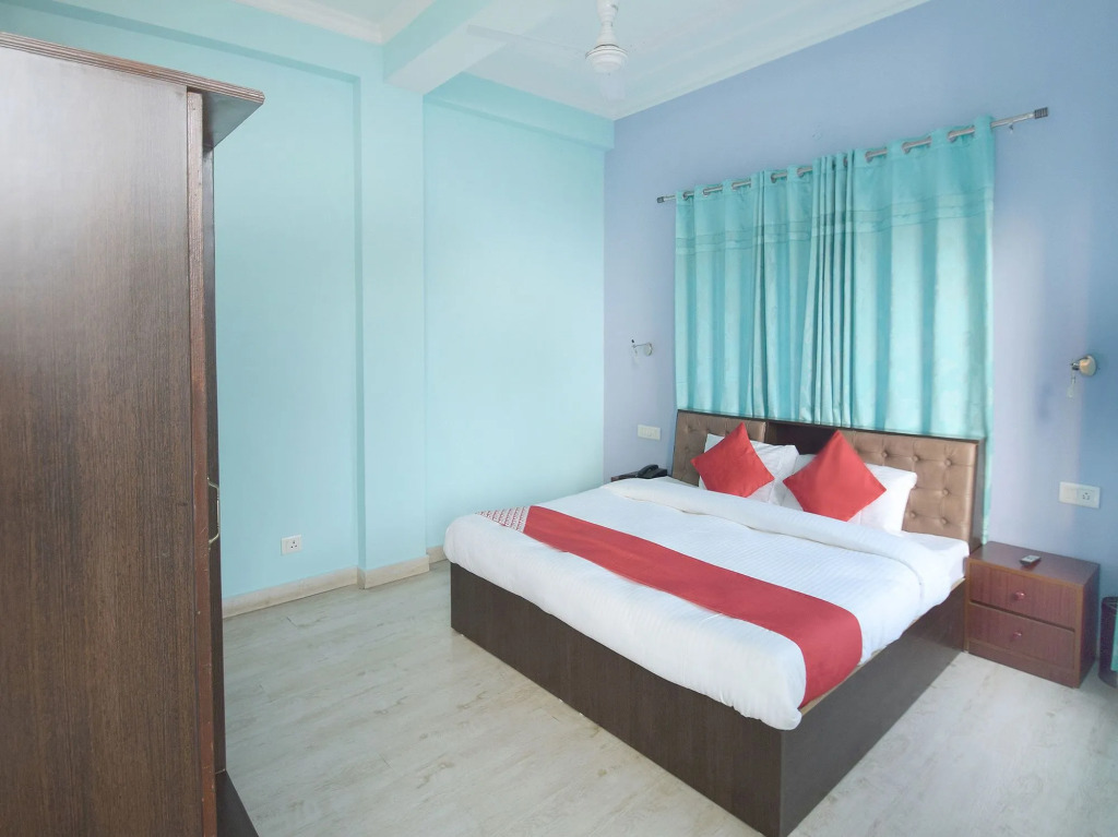 OYO 12079 Hotel Manu Vinod