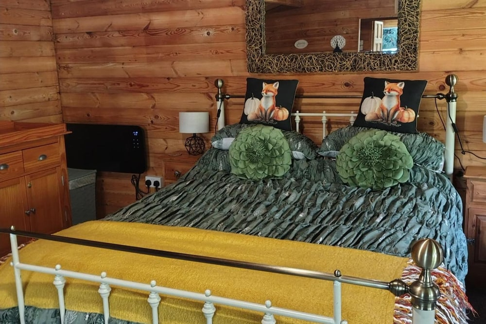 Forest Cabin Retreat-sleeps 2-garden, Wifi, Trails