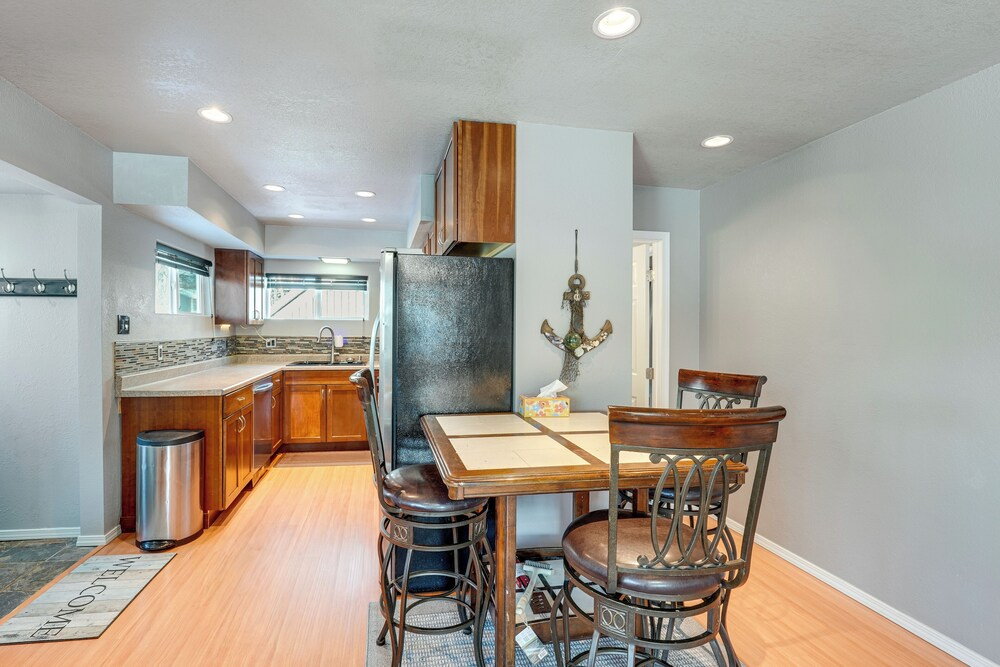 Hike, Bike & Ski! Cozy Anchorage Townhome