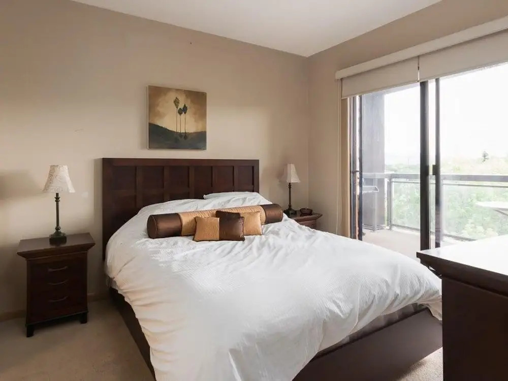 Corner Apartment with Lake View #518