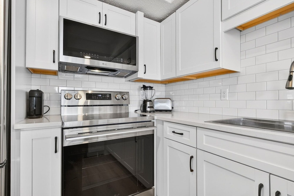 Luna By The Sea / 238 Brunswick Ave West 3 Bedroom Home