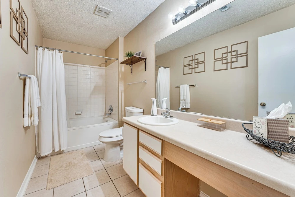 Bright San Antonio Home  13 Mi to Downtown!