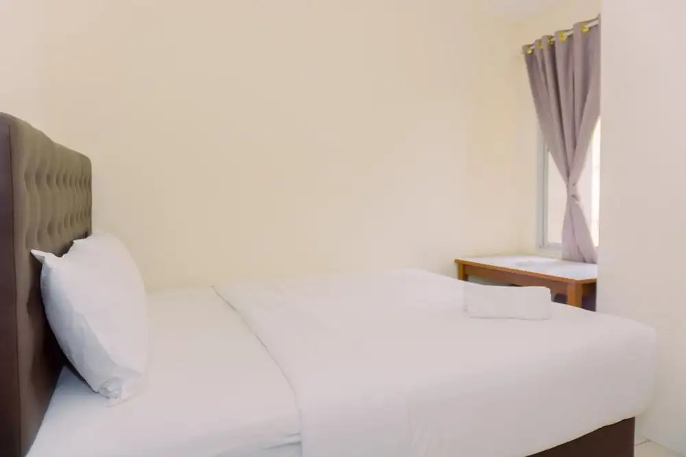 Modern Look And Homey 2Br At Great Western Resort Apartment