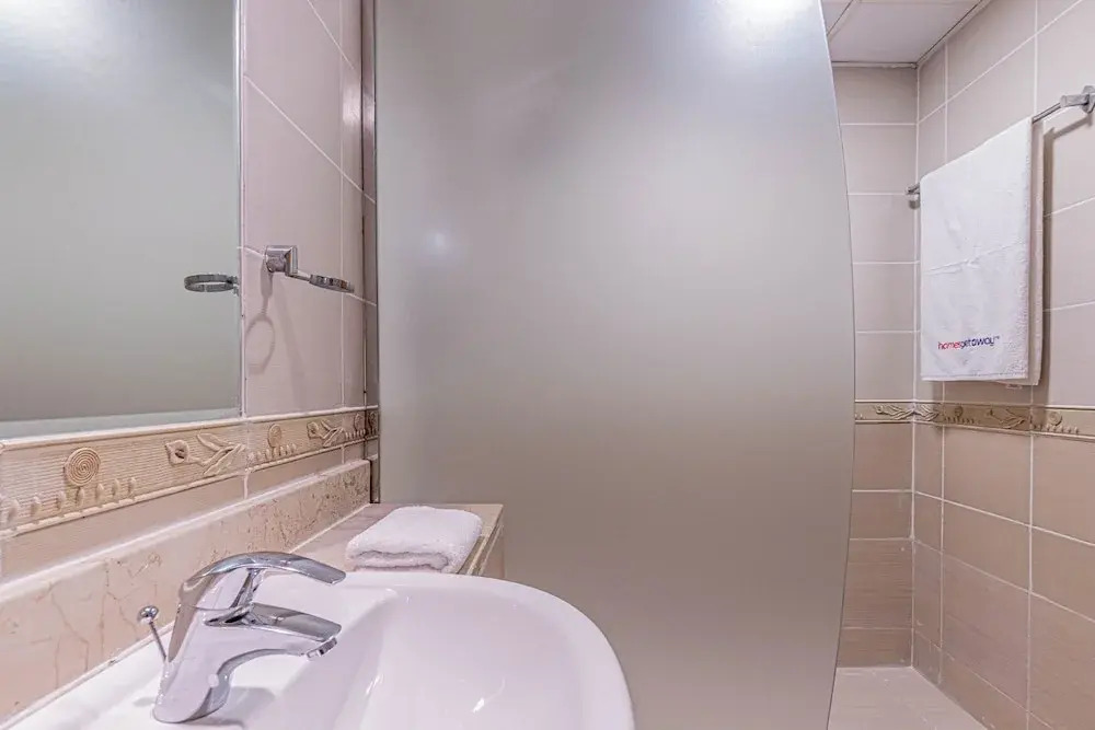 Prime 1BR Global Lake View Mins Metro