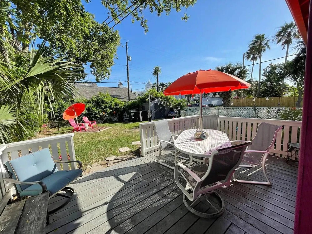 King Bed, Fenced Yard, Free Parking, Dog Friendly and Wifi - 1 BR Cottage by Redawning