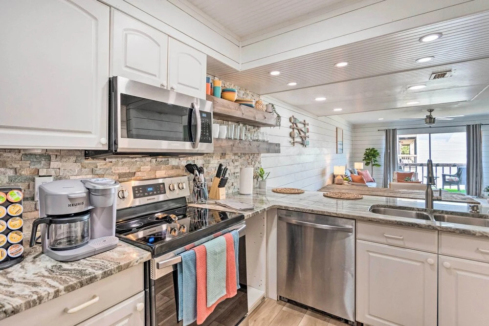 Chic Fort Walton Condo ~ 2 Blocks to Beach!