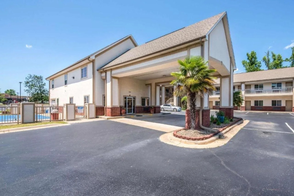 Bryant Inn And Suites
