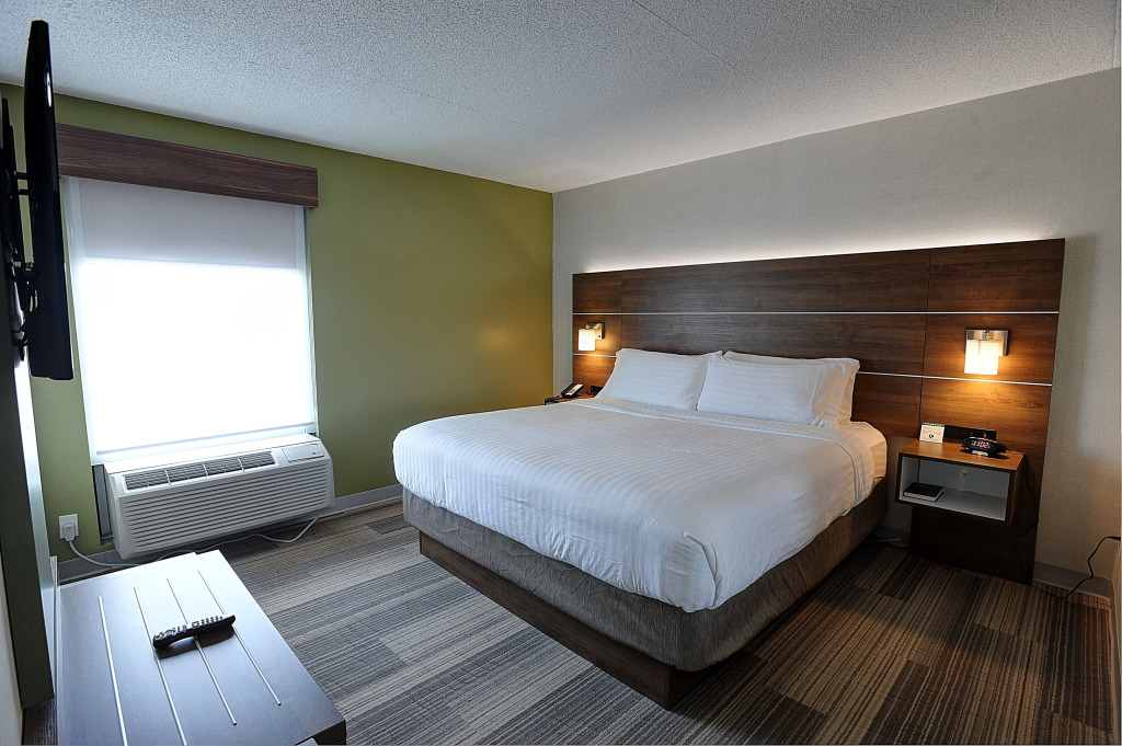 Holiday Inn Express & Suites Toronto Airport West by IHG