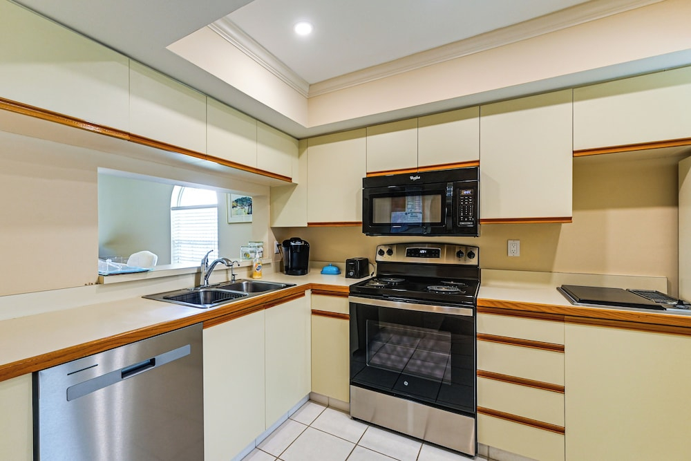 Snowbirds Welcome! Naples Resort Condo Near Golf