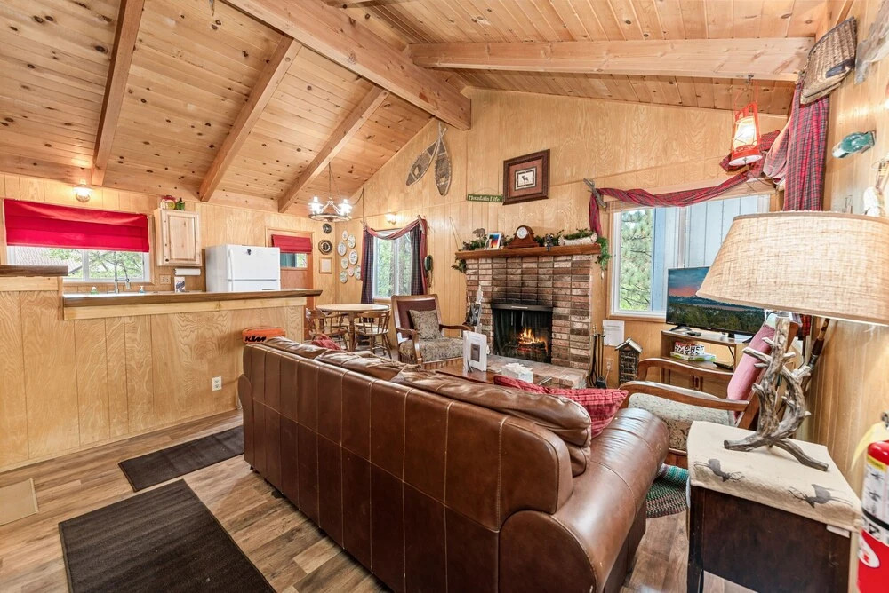 Knotty Pine Chalet - 2br/1ba/walk To Lake And Village/fireplace/wifi/smarttv/barbeque/fencedyard 2 Bedroom Chalet