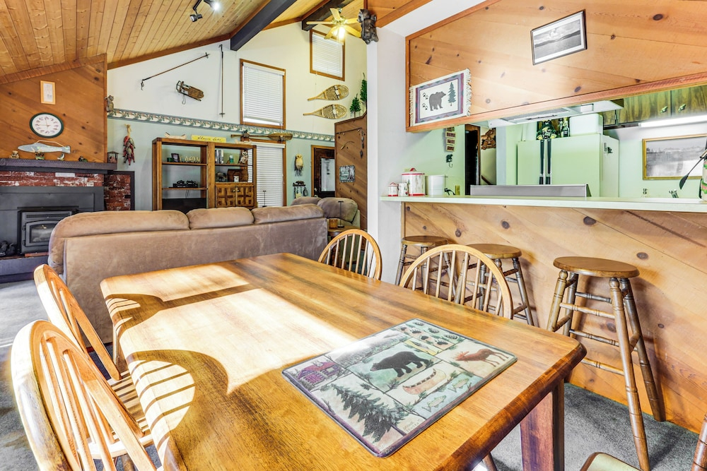 Community Perks & Watercrafts: Shaver Lake Condo