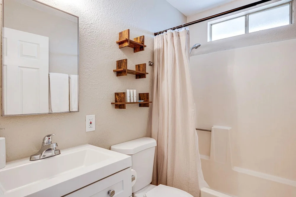 Convenient Joshua Tree Apartment Walk to Town