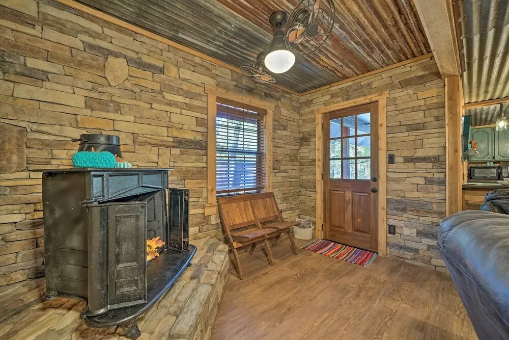 Private Hot Tub & Deck! Cabin Near Broken Bow Lake