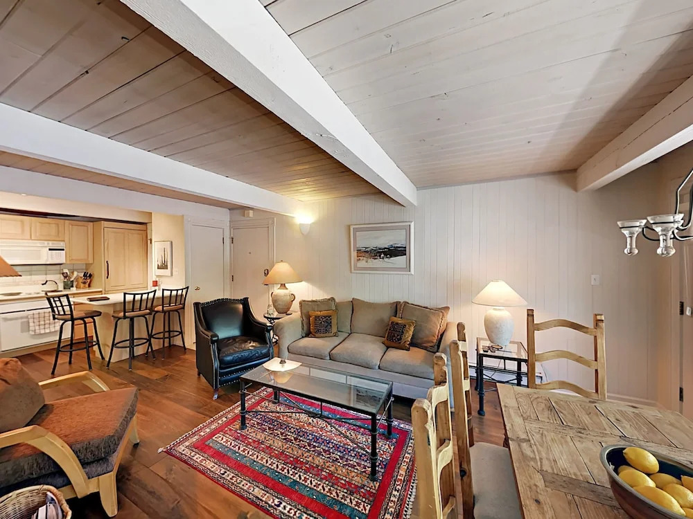 916 E Hopkins Ave Condo #201 - 3 Br condo by RedAwning