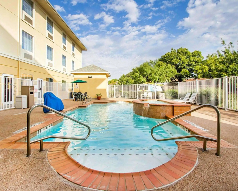 Comfort Suites University