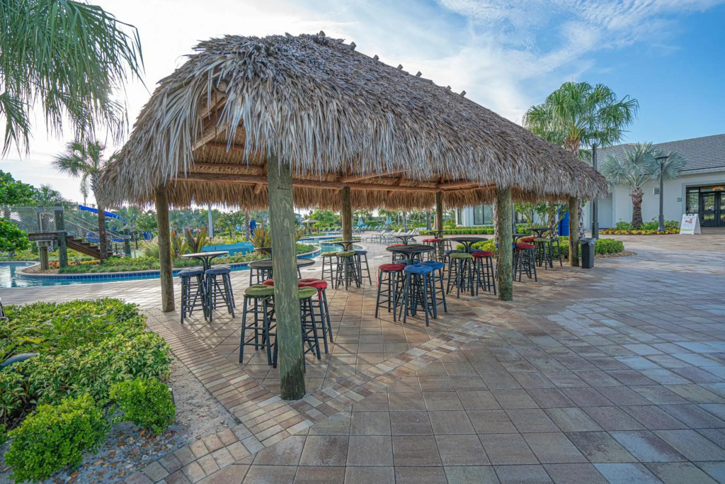 Only 5 Miles from Disney! Free Water Park! 2 Bed, 2 Bath Condo, Sleeps 8