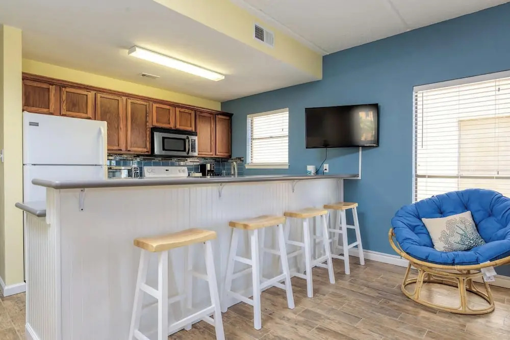 Charming Family Condo Sleeps 6 Next to Beach!