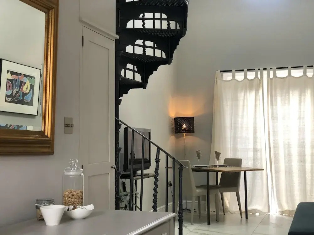 London-apartment-sleeps2-privateentrance