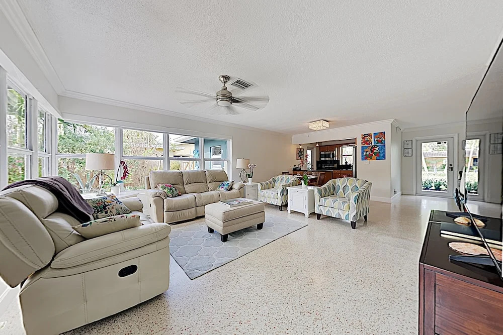 Lush Tropical W/ Private Pool - Near Beach 3 Bedroom Home