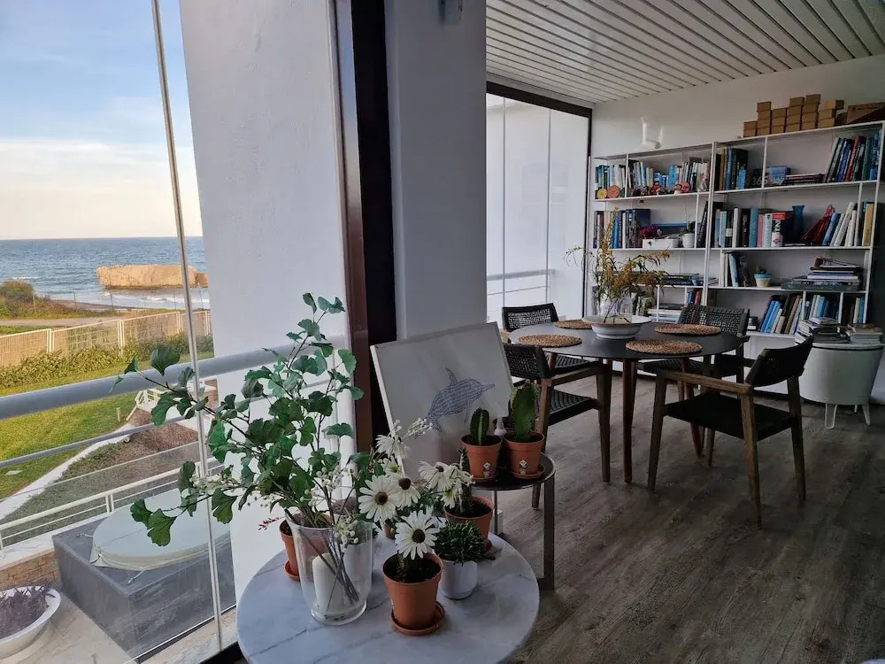 Captivating 2-bed Apartment First Line Beach