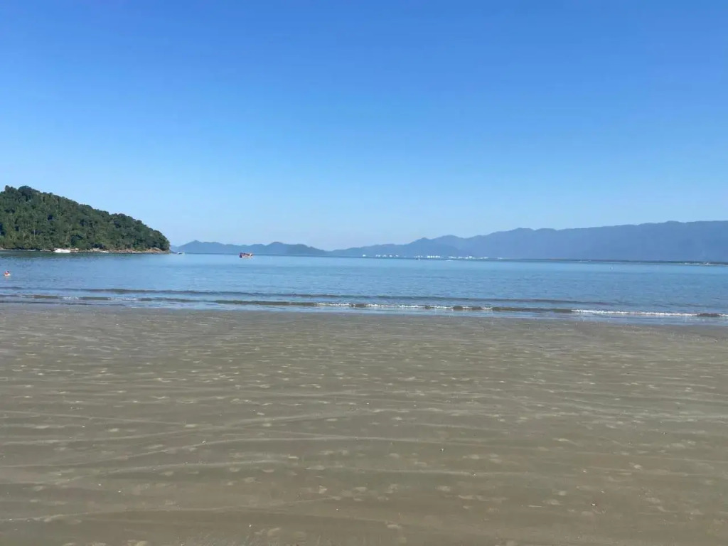 Casa em Bertioga condomínio 250 metros da praia