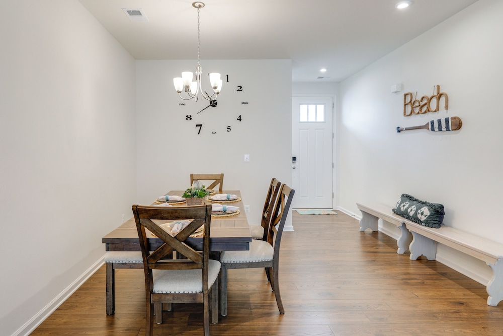5 Mi to Bethany Beach: Modern Gem w/ Pool Access!