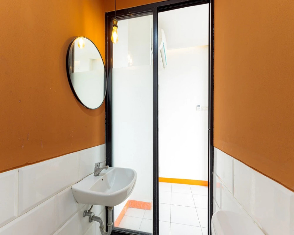 RedDoorz Near Mangga Dua Mall