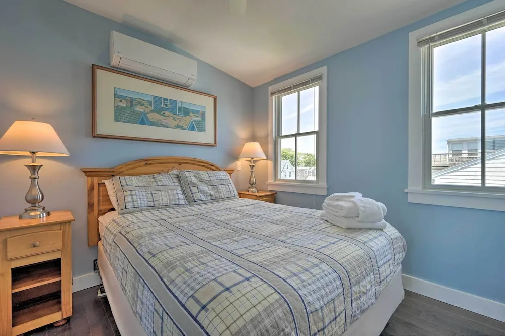 Couples Retreat! Penthouse Near Commercial Street