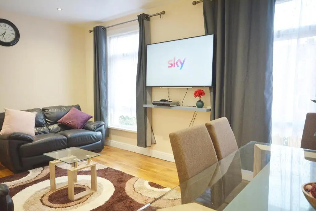 London Modern 4 Bedroom Apartment