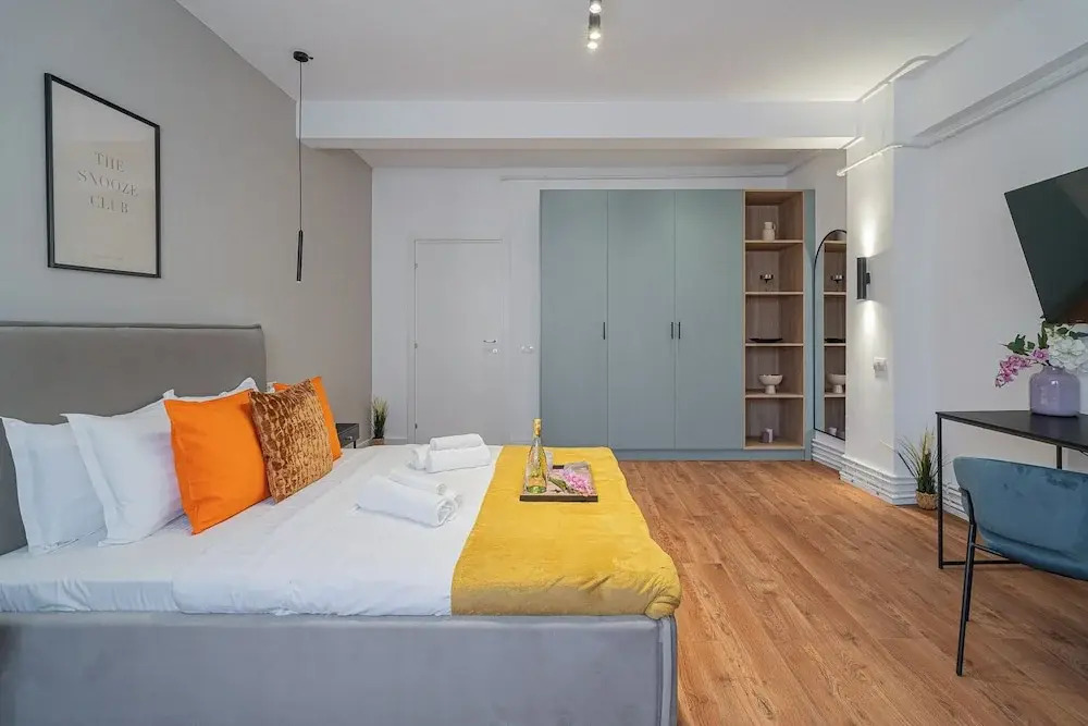 Playful & Trendy 2BR on Regina Elisabeta, Steps to Cismigiu Gardens | Bathtub & Boulevard Views