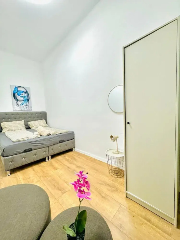 Stylish 9BR Apartment for 18 Guests