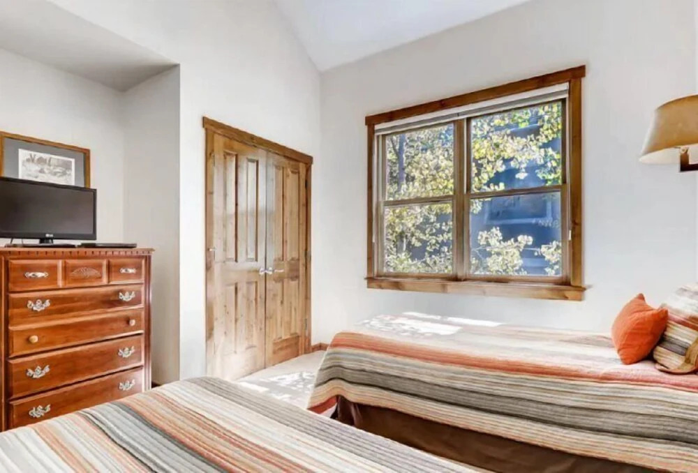 3 Bedroom Mountain Vacation Rental on Historic Downtown Main Street Within Walking Distance to Peak 9 Gondola