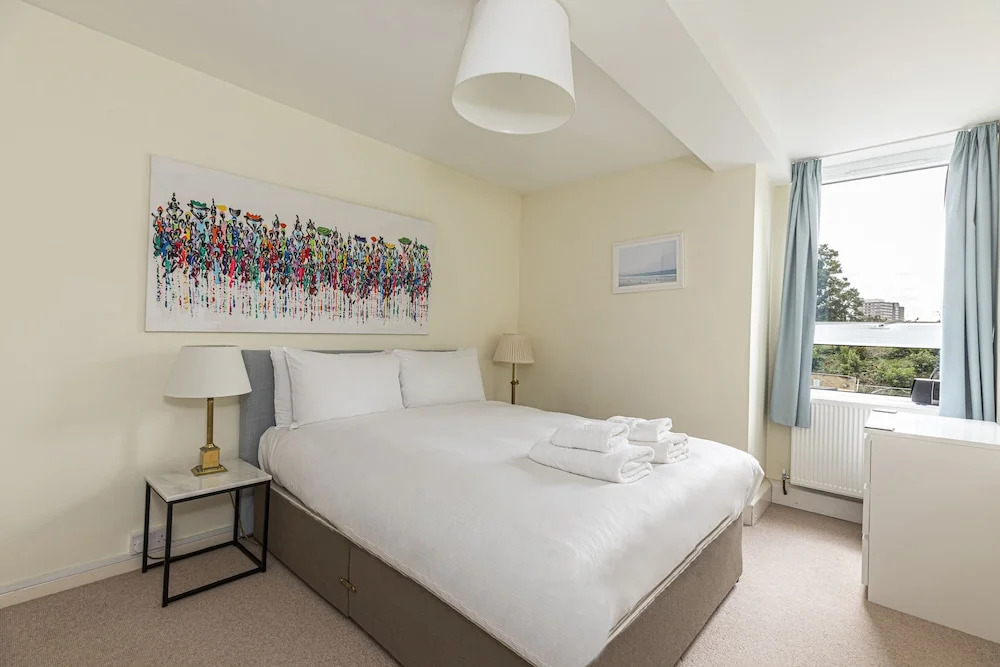 Bright 2 BR Battersea Flat With Great Location