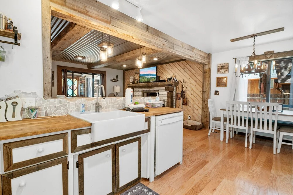 Mountain Time - Comfortable Cabin With Unique And Rustic Look! Ping Pong, Foosball In A Game Room! 3 Bedroom Cabin