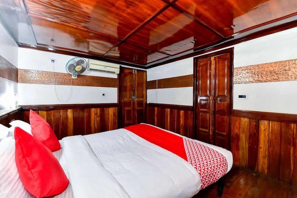 OYO 24146 Houseboat Anugraha 6bhk