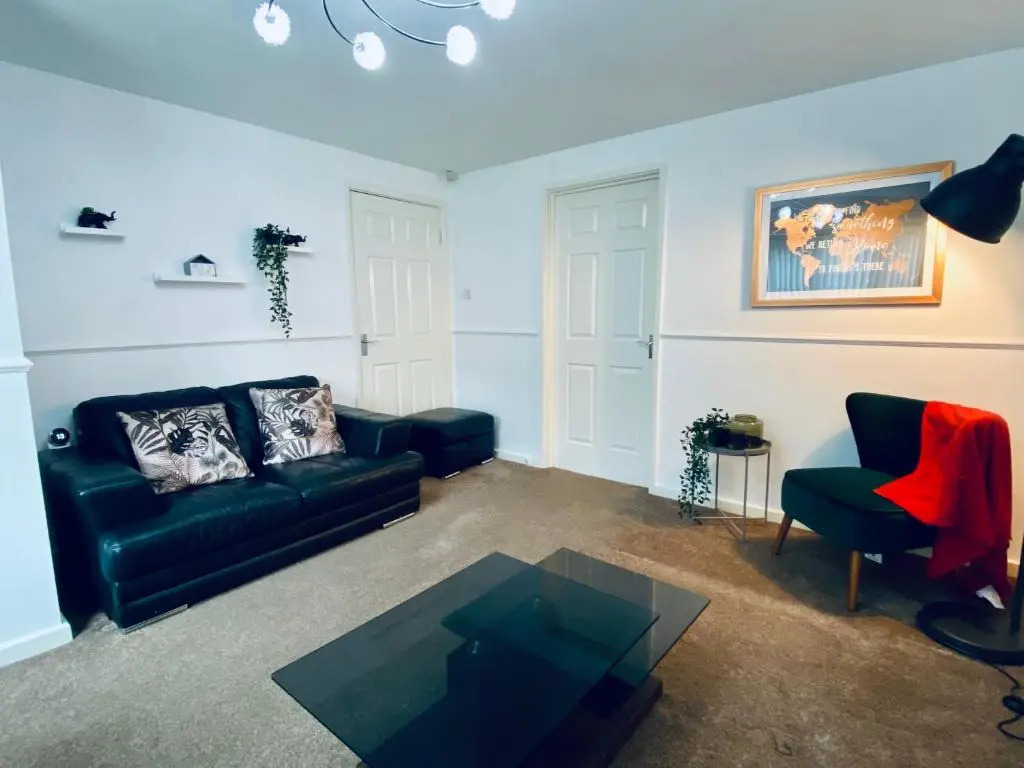 Comfortable Manchester House with Conservatory & Parking